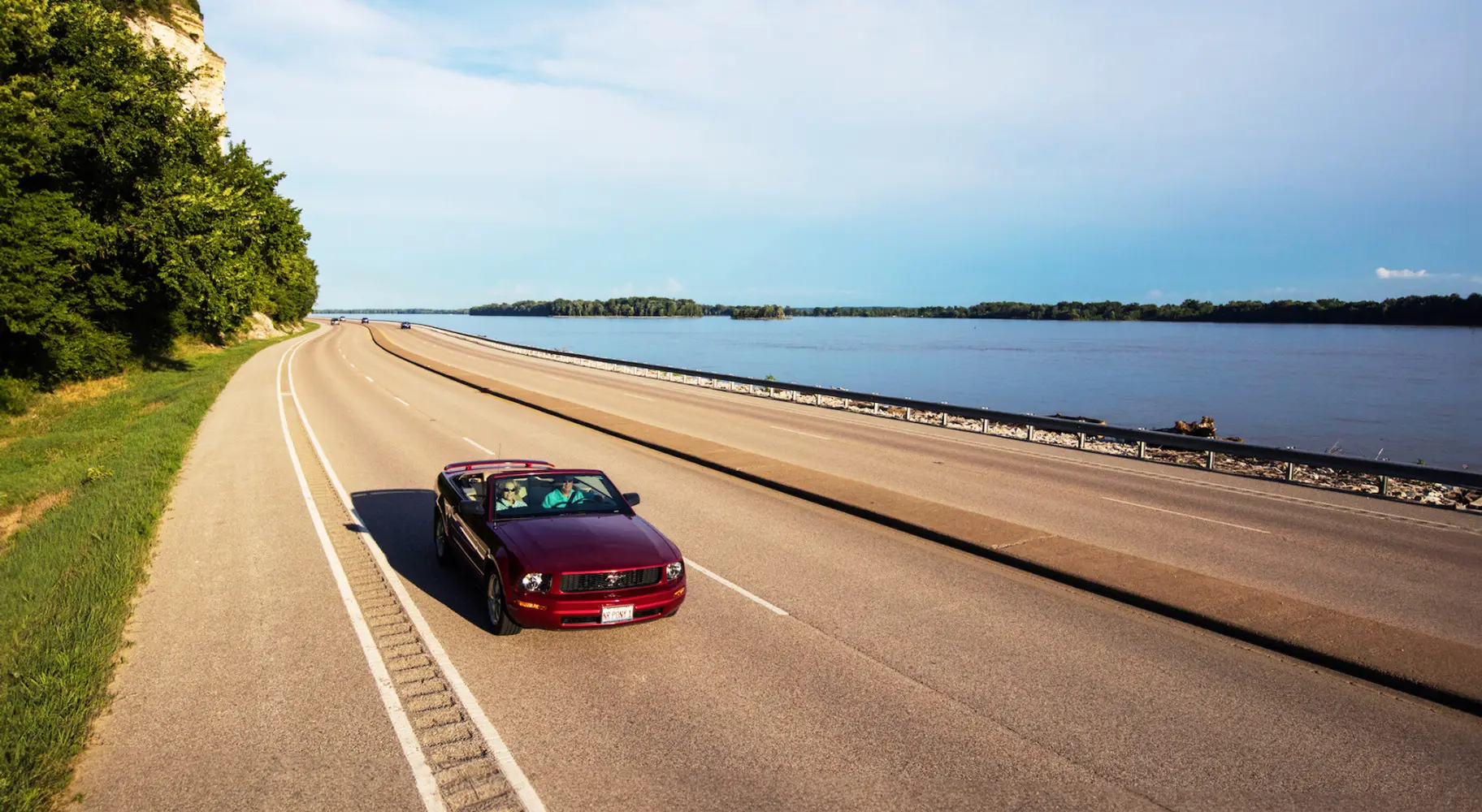 グレート・リバー・ロードを走る車。