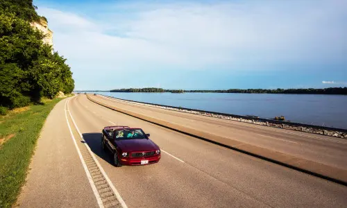 グレート・リバー・ロードを走る車。