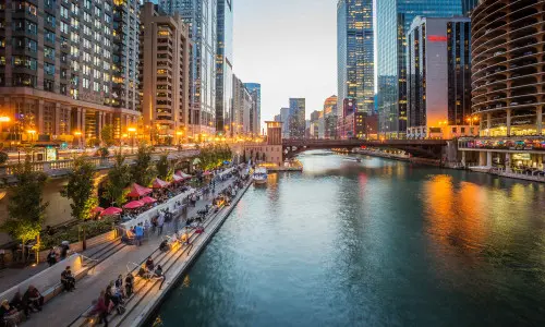 大きなビルと川が流れる街