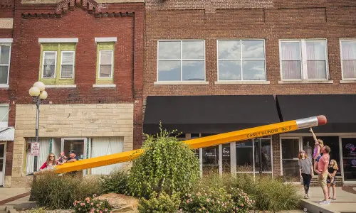 家族連れで賑わう大型ペンシルアトラクション。