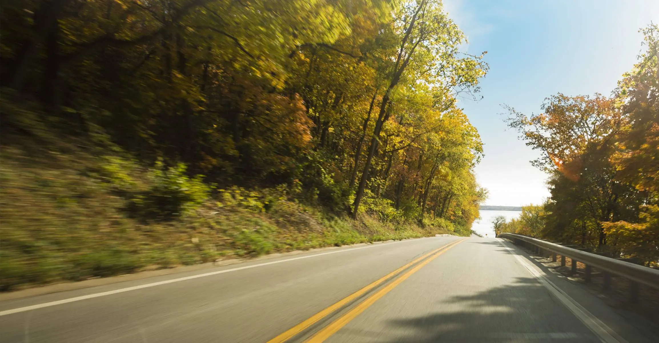紅葉に囲まれた道