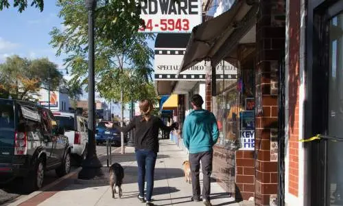 アンダーソンヴィルのクラーク・ストリートを犬の散歩をする人々