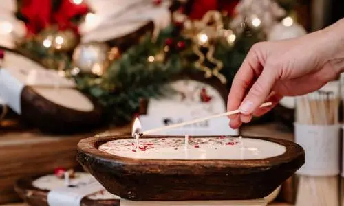 素朴なボウルに入ったキャンドル