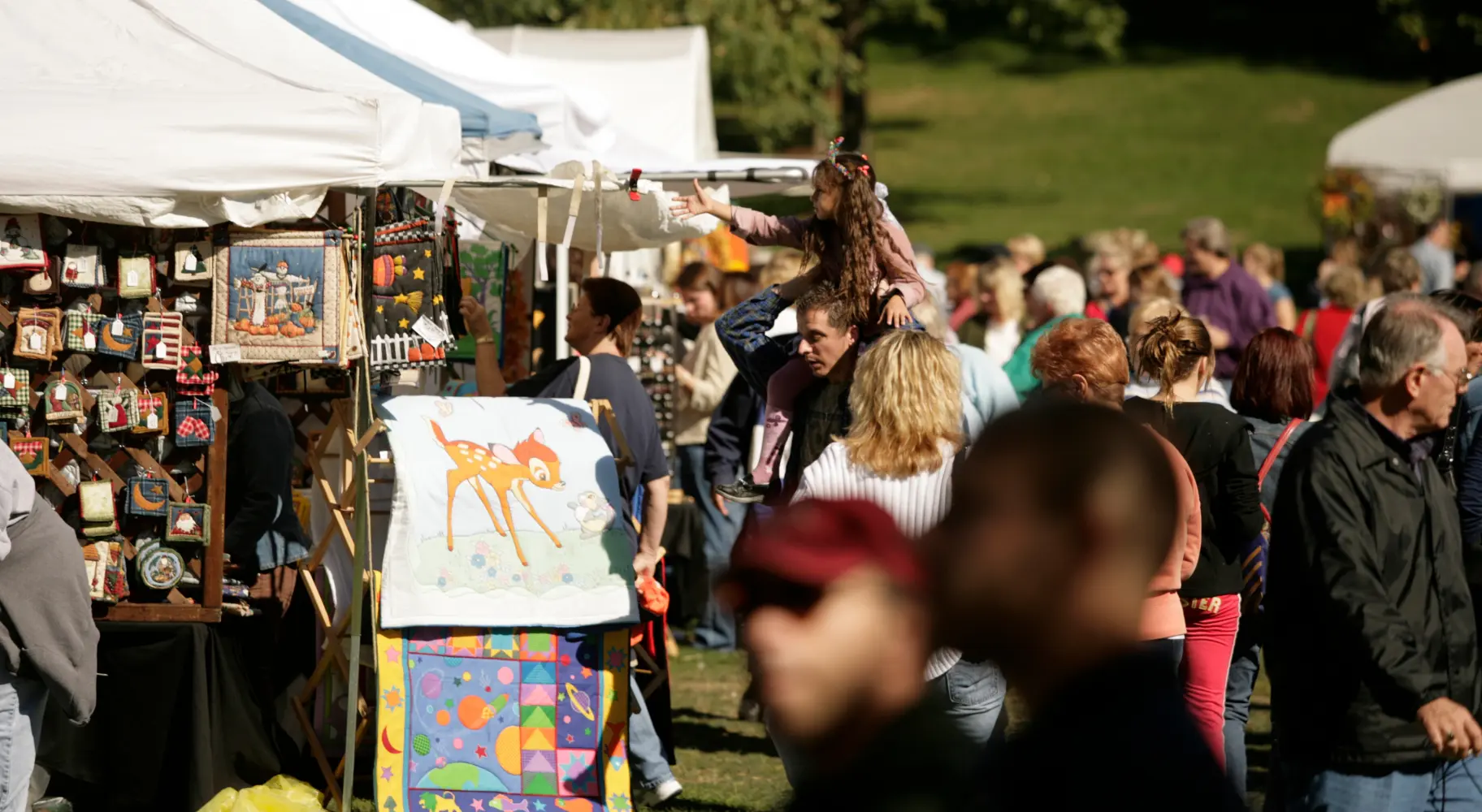 多くの人が店を覗く市場