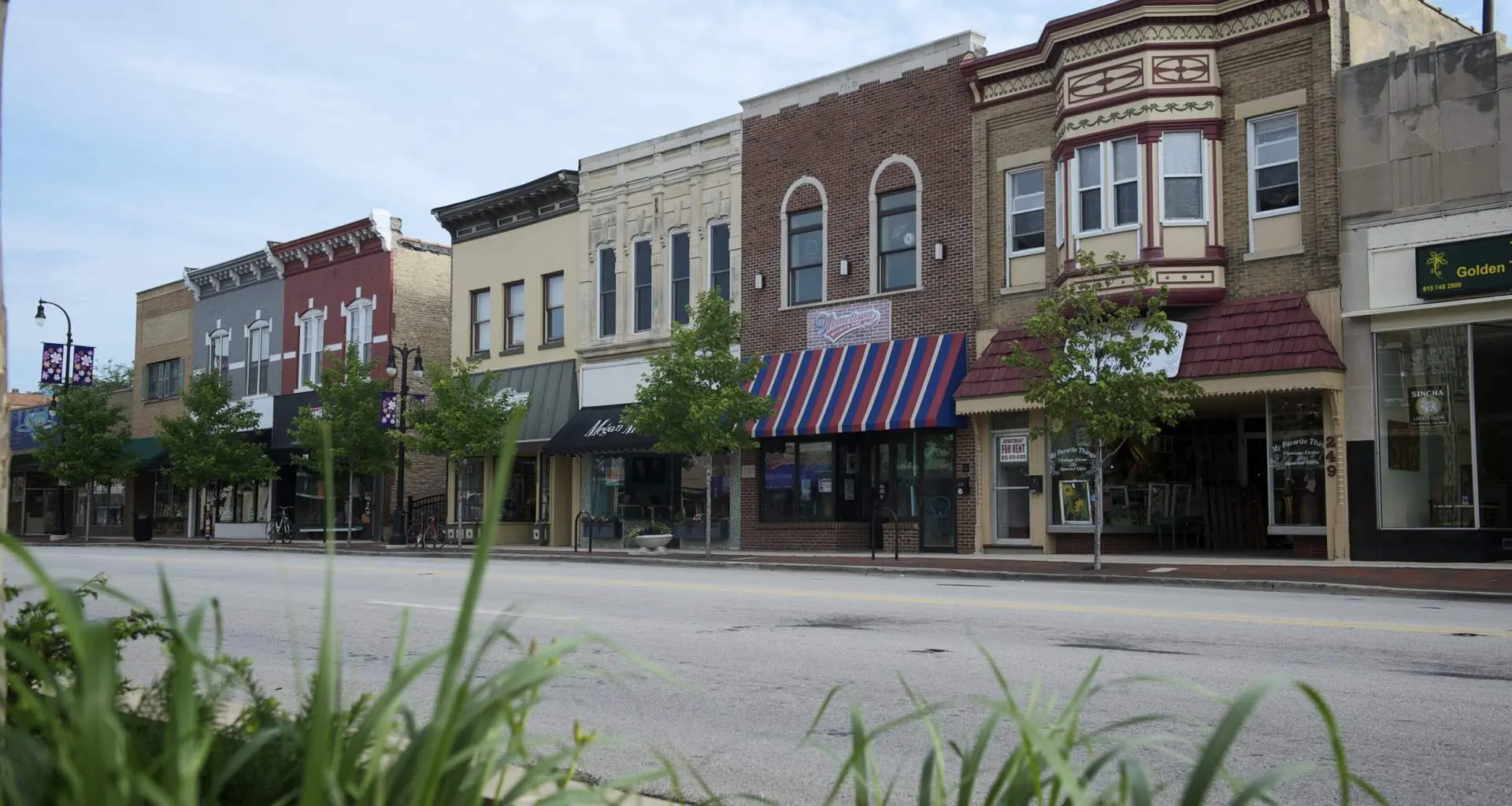 デカルブのダウンタウンのメインストリートに並ぶ店構え