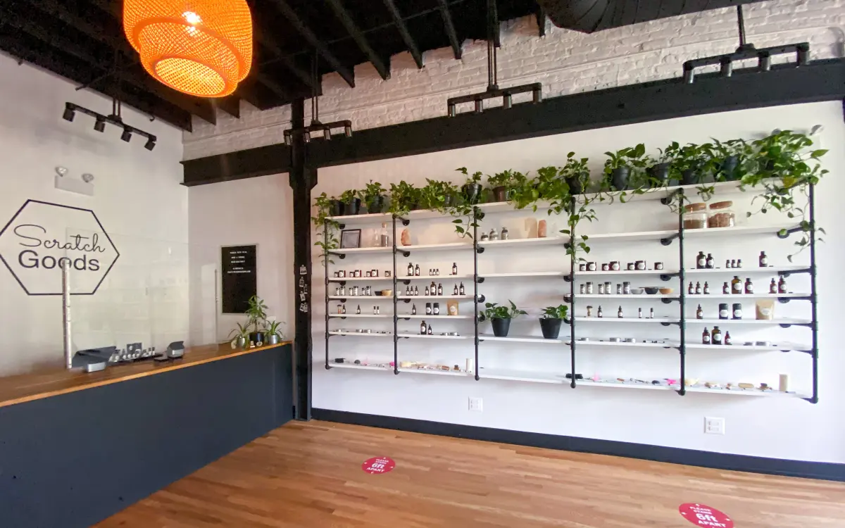 商品を棚に並べる