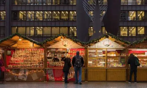 ショップが軒を連ねる