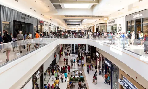 アウトレットモールを歩く人々