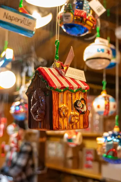 ホリデー用のオーナメントの詰め合わせ