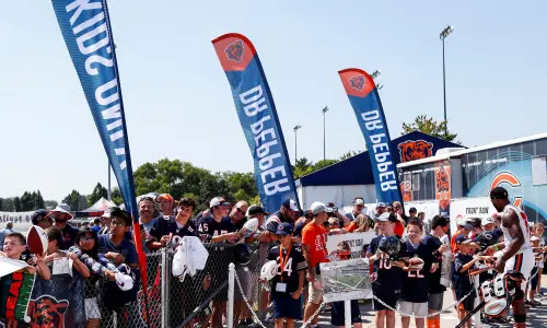 スタジアムの外で待つ群衆