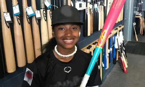 野球のバットを持つ少年