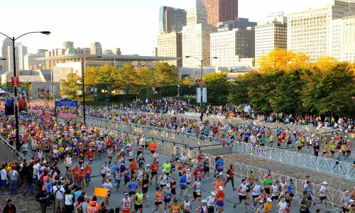 多くのランナーが沿道を走る