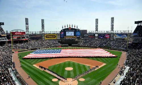 ホワイトソックス球場で試合前に整列するチーム