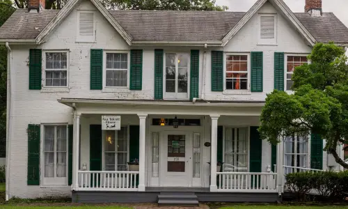 歴史的建造物と地下鉄道跡地の正面図